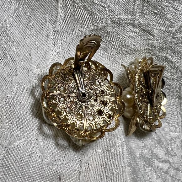 Vtg 50s faux pearl cluster gold leaf filigree large clip on earrings  designer - Picture 8 of 9